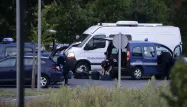 Des véhicules de gendarmerie devant le camp des gens du voyage de Roye dans la Somme.