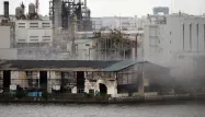 NHK a montré des images d'un énorme panache de fumée noire se dégageant d'une installation industrielle en flammes, après que l'incendie a été signalé à 11h36 locales.