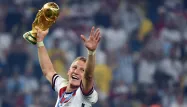 Bastian Schweinsteiger avec la Coupe du monde (1280x640) Patrick STOLLARZ/AFP