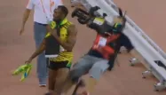 Un caméraman a perdu le contrôle de son Segway avant de faucher Usain Bolt, peu après son titre mondial sur le 200m à Pékin.