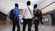 Des migrants dans la gare de Vintimille.