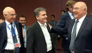 Le ministre des finances grec Euclide Tsakalotos entouré du ministre des finances français Michel Sapin et de son homologue italien Vincenzo La Via.