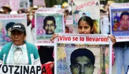 Des personnes défilent samedi à Mexico au côté des parents des 43 étudiants disparus pour marquer le premier anniversaire de ce drame. Mexique