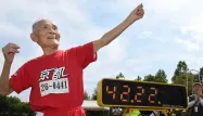 Hidekichi Miyazaki a imité la célèbre pose d'Usain Bolt après son record.