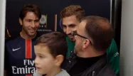 Maxwell et Trapp se sont prêtés au jeu d'un "photobomb" avec des fans du PSG.