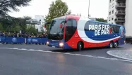 Le bus du PSG lors de son arrivée au Parc des Princes face à l'OM. (1280x640) Capture d'écran @PSG_Origine