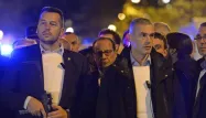 François Hollande, près du Bataclan le soir des attentats à Paris, entouré par les membres du Groupe de sécurité de la présidence de la République (GSPR)