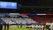 Un tifo bleu-blanc-rouge a été déployé dans Wembley, en hommage aux victimes des attentats.