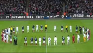 Les joueurs des deux équipes observent une minute de silence avant le coup d'envoi de la rencontre. (1280x640) Capture d'écran TF1