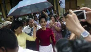 Birmanie : les bureaux de vote ouverts, Aung San Suu Kyi a voté