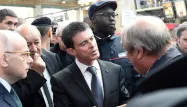 A la Gare du Nord, dimanche 15 novembre 2015. Un échange entre Manuel Valls et un père sans nouvelles de sa fille qui assistait au concert du Bataclan, vendredi soir lors de l'attentat