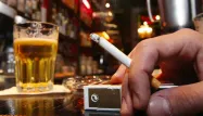 Pourquoi boire de l'alcool donne envie de fumer