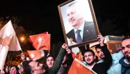 Hollande appelle Erdogan au "rassemblement" de la Turquie