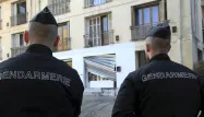 Deux gendarmes surveillent une salle de prière musulmane à Ajaccio samedi.