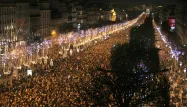 Un rassemblement sur les Champs-Elysées, le 31 décembre 2014.