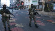 Des troupes belges patrouillent les rues à Bruxelles, le 23 novembre.