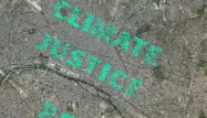 Grâce à un système de géolocalisation, des militants écologistes ont réalisé samedi une grande fresque humaine dans Paris, pour marquer la fin de la conférence climat.