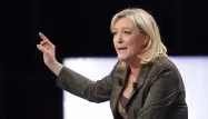 En meeting, Marine le Pen charge le gouvernement après les attentats