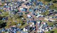 La piscine concernée est située à une vingtaine de minutes à pied de la "Jungle" à Calais où vivent environ 4.500 migrants.