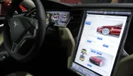 L'interface de bord des voitures Tesla intègre déjà un écran tactile. Et si c'était bientôt un iPad ?