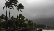 Cette décision préfectorale a été prise en raison du rapprochement rapide des côtes du cyclone Bejisa.