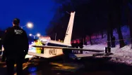 New York : un avion atterrit... sur une autoroute
