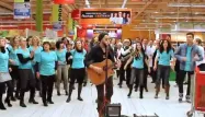 Concert chez Auchan entre les rayons.