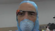Les Google Glass sur le nez, le chirurgien a pu diffuser en direct l'opération effectuée à Rennes auprès de confrères japonais.