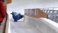 VIDÉO - Une très grosse chute en bobsleigh