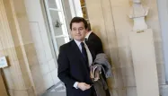 Gerald Darmanin dans les couloirs de l'Assemblée nationale.