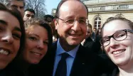 Quand Hollande se prête au jeu des selfies