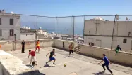 Des jeunes font un match de foot à Alger