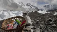 Des déchets collectés aux abords d'un camp sur le mont Everest, en mai 2011.
