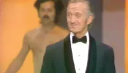 David Niven est interrompu en plein discours par un homme nu, le photographe Robert Opel.