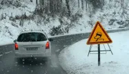 Des opérations de déneigement sont en cours dans les Alpes.