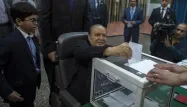Abdelaziz Bouteflika a voté en fauteuil roulant sous l'oeil des caméras