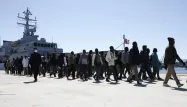Des migrants lors de leur arrivée en Sicile, après avoir été sauvés dans la Méditerranée