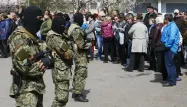 Des militants pro-russes dans une rue de Slaviansk