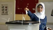 Une Egyptienne entrain de voter au Caire