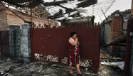 Une femme devant sa maison détruite à Slaviansk, en Ukraine