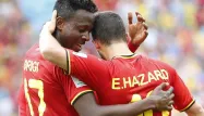 Divock Origi célèbre son but contre la Russie avec Eden Hazard.