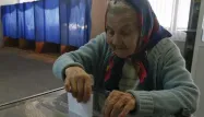 Une habitante de l'est de l'Ukraine participe au référendum sur l'indépendance de la région