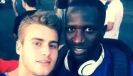 Un supporter de l'équipe de France a fait un "selfie" avec Moussa Sissoko.