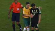 Ému aux larmes au moment de sortir peu avant l'heure de jeu, David Villa a été consolé par son adversaire australien Matt McKay pour son dernier match sous le maillot de l'Espagne.