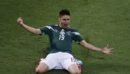 Peralta, l'attaquant mexicain, célèbre son but face au Cameroun.
