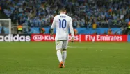 Wayne Rooney quitte la pelouse la tête basse après la défaite fadce à l'Uruguay (1-2). Pourtant, l'Angleterre n'est pas encore mathématiquement éliminée.