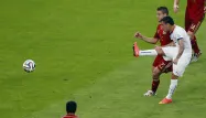 Charles Aranguiz inscrit le deuxième but du Chili face à l'Esapgne, celui qui scelle le sort des champions du monde en titre.