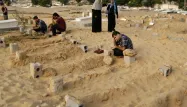 Dans les cimetières de la bande de Gaza, on manque de place pour enterrer les morts.
