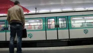 Une déséquilibrée blesse 4 passagers dans le métro