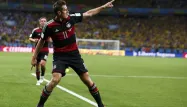 Klose rentre dans l'Histoire du football en devenant le meilleur buteur de la Coupe du monde, avec 16 réalisations.